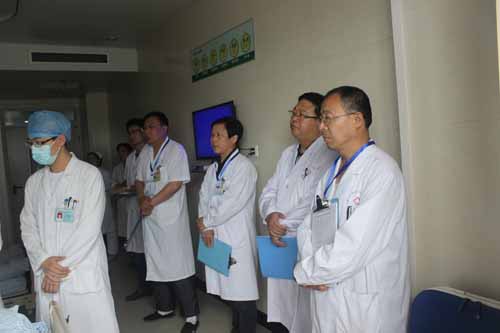 濟寧醫(yī)學院內科教研室主任李新建（右二）參加我院教學查房競賽.JPG