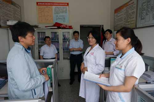 濟寧醫(yī)學院公共衛(wèi)生學院副院長王文軍（左一）訪談善南社區(qū)衛(wèi)生服務中心帶教老師.JPG