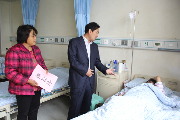楊瓊院長(zhǎng)親切看望顏敏.jpg