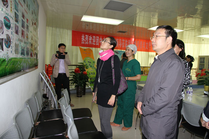 右二  團(tuán)中央青年發(fā)展部職業(yè)文明組處長(zhǎng)苑海珍.jpg