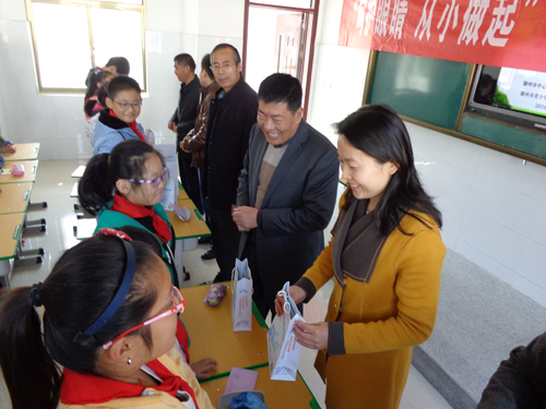 團(tuán)委書記崔艷（右一）向?qū)W生們贈(zèng)送眼鏡.JPG