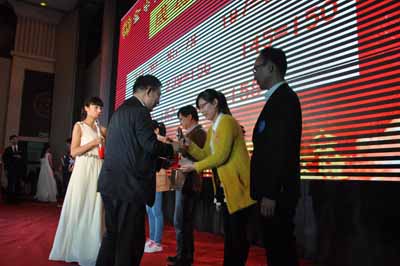 與會領(lǐng)導(dǎo)為8對成功牽手青年頒發(fā)吉祥禮物 8.JPG