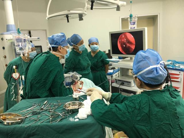 眼二科：鋼筆戳入眼瞼，手術(shù)6小時順利取出，患者眼球保住