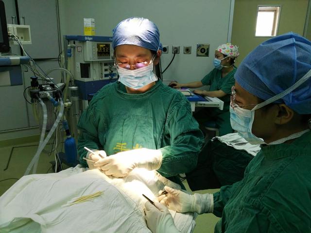 眼二科：鋼筆戳入眼瞼，手術(shù)6小時順利取出，患者眼球保住