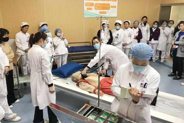 我院舉辦門診患者猝死應(yīng)急演練我院舉辦門診患者猝死應(yīng)急演練